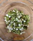 Ensalada de brócoli, pollo y queso feta