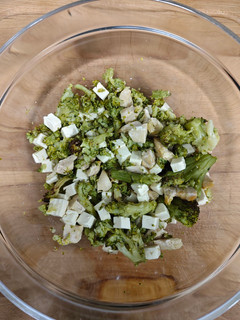 Una foto de Ensalada de brócoli, pollo y queso feta