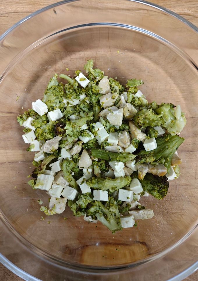 Una foto de Ensalada de brócoli, pollo y queso feta