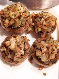 Una foto de Champiñones rellenos de gamba y cebolla