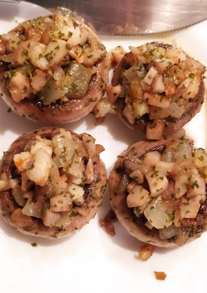 Una foto de Champiñones rellenos de gamba y cebolla