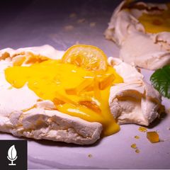 A picture of Orange/Lemon Curd Pavlova🍋🍊.