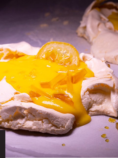 A picture of Orange/Lemon Curd Pavlova🍋🍊.