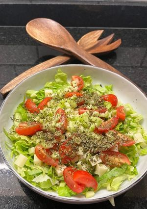 Una foto de Ensalada de lechuga con queso