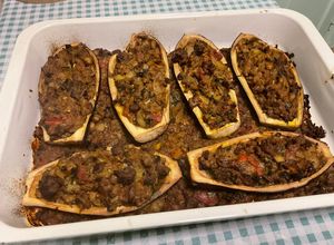 Une photo de Aubergines farcies au bœuf, épices et légumes
