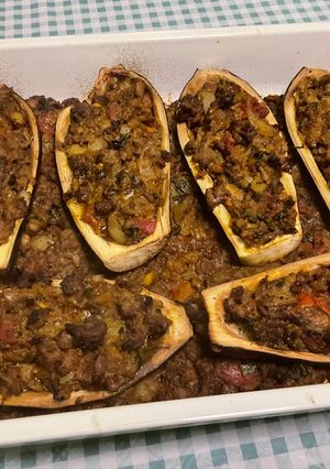 Une photo de Aubergines farcies au bœuf, épices et légumes