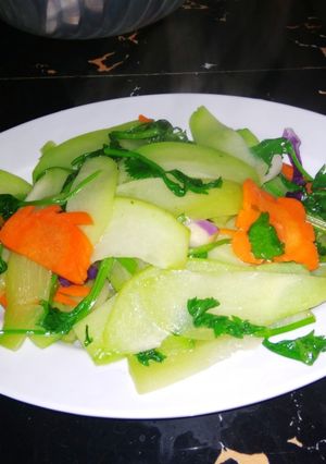 Hình của món Su su xào cần tây, cà rốt.
