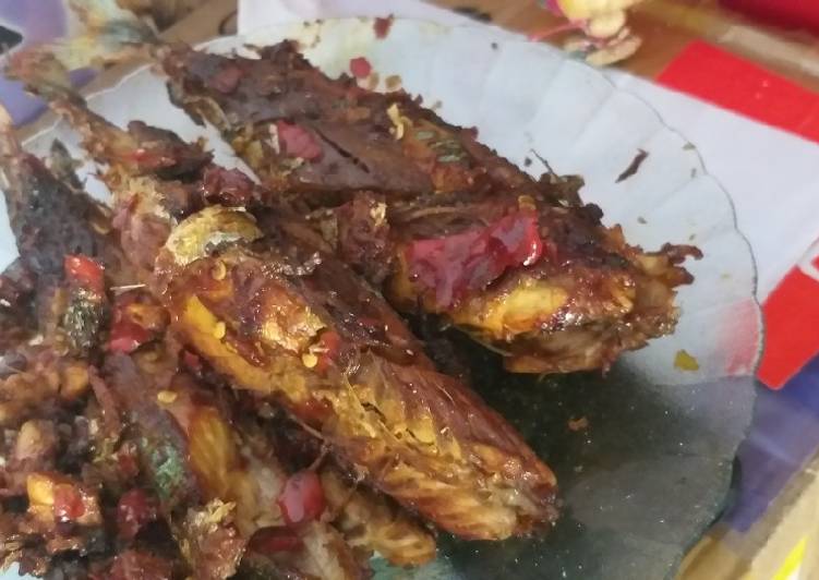 Ikan goreng bumbu bakar ala mak.e naura