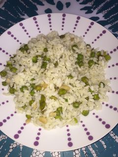Una foto de Arroz blanco con guisantes
