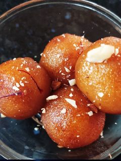 ગુલાબ જાંબુ(Gulab Jambu Recipe in Gujarati) રેસીપી મુખ્ય ફોટો