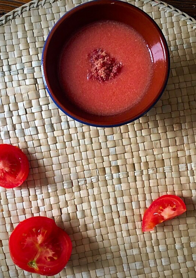 Una foto de Sopa de pa amb tomàquet i pernil (Sopa de pan con tomate y jamón)