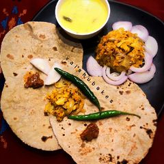 A picture of Maharashtrian Lunch Zunka Bhakri.