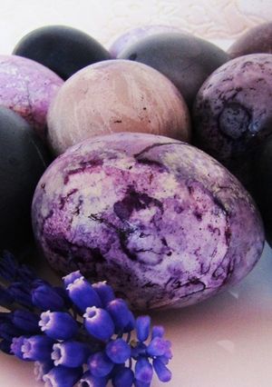 Фото Как покрасить яйца на Пасху чаем каркаде.