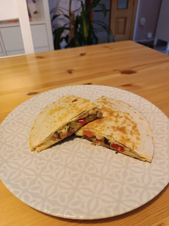 Una foto de Piadinas con bacon, champiñones, verduras y queso