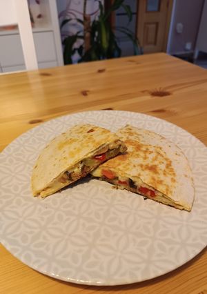 Una foto de Piadinas con bacon, champiñones, verduras y queso