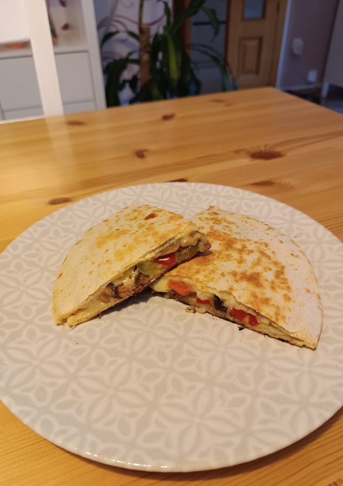 Una foto de Piadinas con bacon, champiñones, verduras y queso