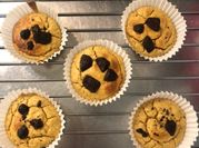 Una foto de muffins de harina de garbanzo