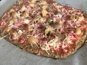 Une photo de pizzas champignons