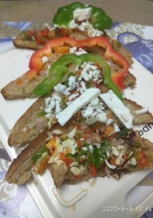 A picture of Mixed capsicum bread grilled pizza.
