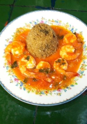Una foto de Camarones con tomate y vino