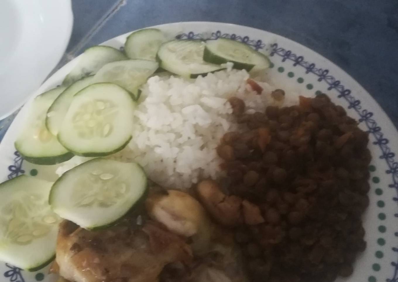 Lentejas guisadas, pollo frito arroz blanco y ensalada 😋🤤