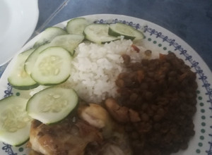 Una foto de Lentejas guisadas, pollo frito arroz blanco y ensalada 😋🤤