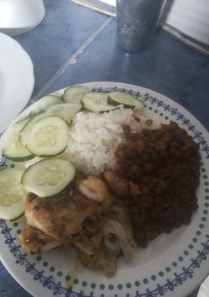 Una foto de Lentejas guisadas, pollo frito arroz blanco y ensalada 😋🤤