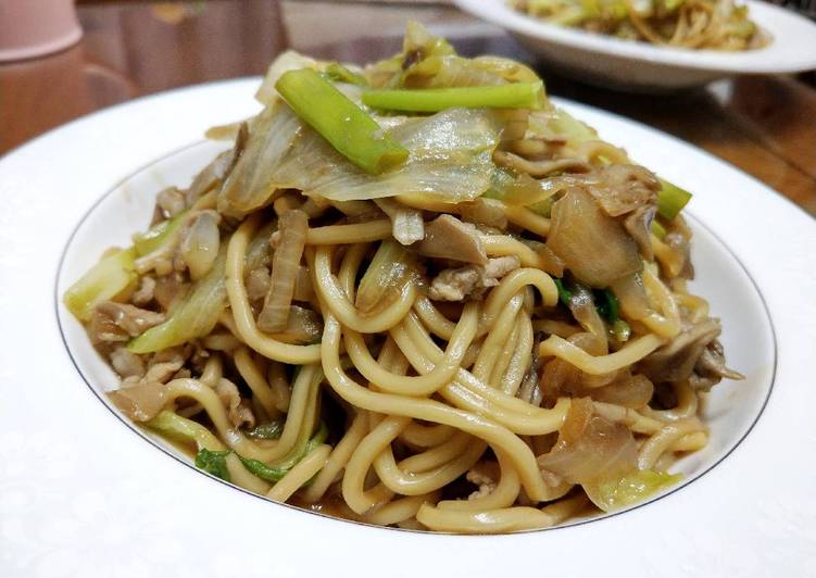 洋蔥肉絲炒麵