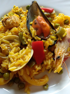 Una foto de Paella de pollo y marisco