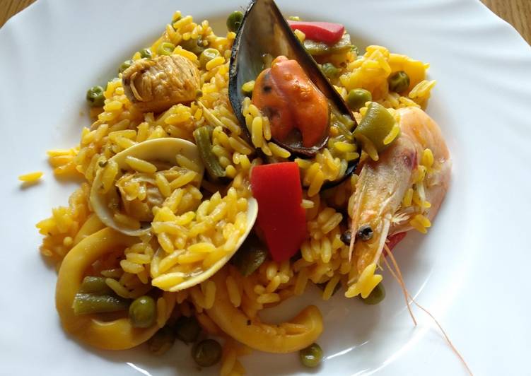 Paella de pollo y marisco