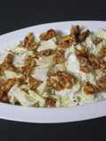 Ensalada de col con yogurt y nueces caramelizadas