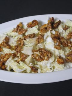 Una foto de Ensalada de col con yogurt y nueces caramelizadas