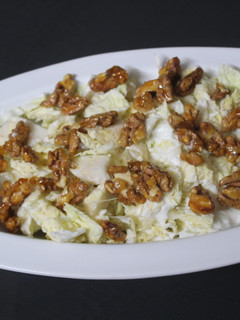 Una foto de Ensalada de col con yogurt y nueces caramelizadas