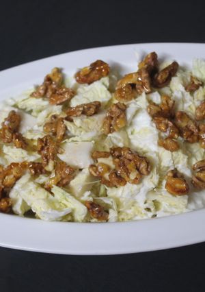 Una foto de Ensalada de col con yogurt y nueces caramelizadas