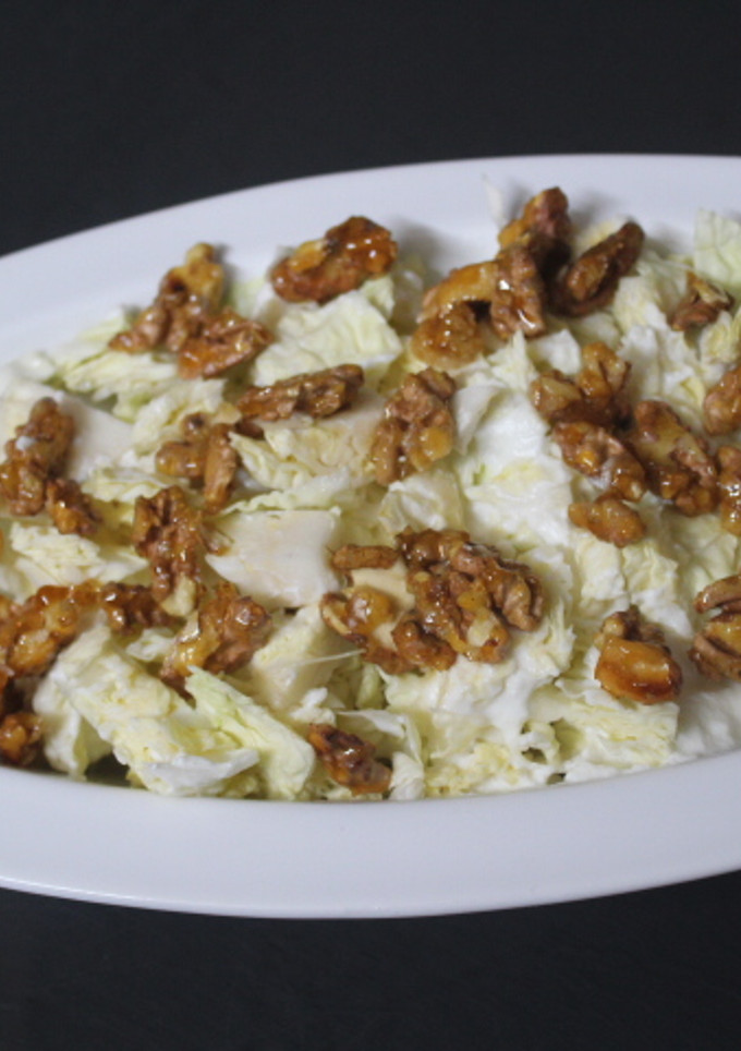 Una foto de Ensalada de col con yogurt y nueces caramelizadas