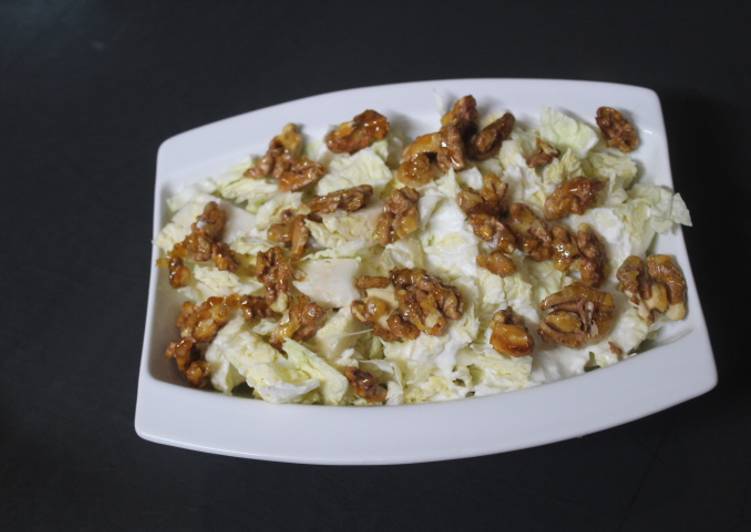 Ensalada de col con yogurt y nueces caramelizadas