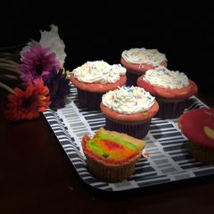 A picture of Multicolor cupcakes.