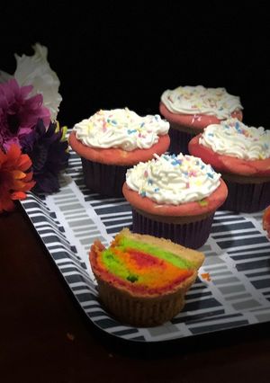 A picture of Multicolor cupcakes.