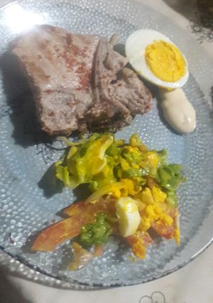 Una foto de Costilla de cerdo con ensalada y huevo duro fácil y rico