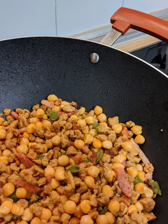 Una foto de Wok de soja texturizada con garbanzos