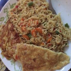 A picture of Noodles and fried egg.