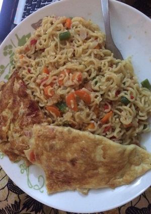 A picture of Noodles and fried egg.