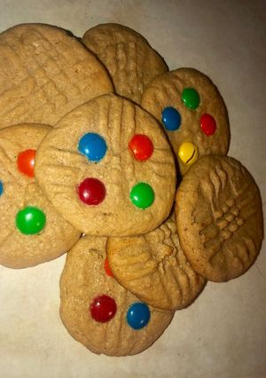 A picture of 3 ingredient peanut butter cookies EASY.