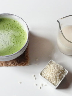 Una foto de Matcha Latte con leche de arroz (sin gluten)