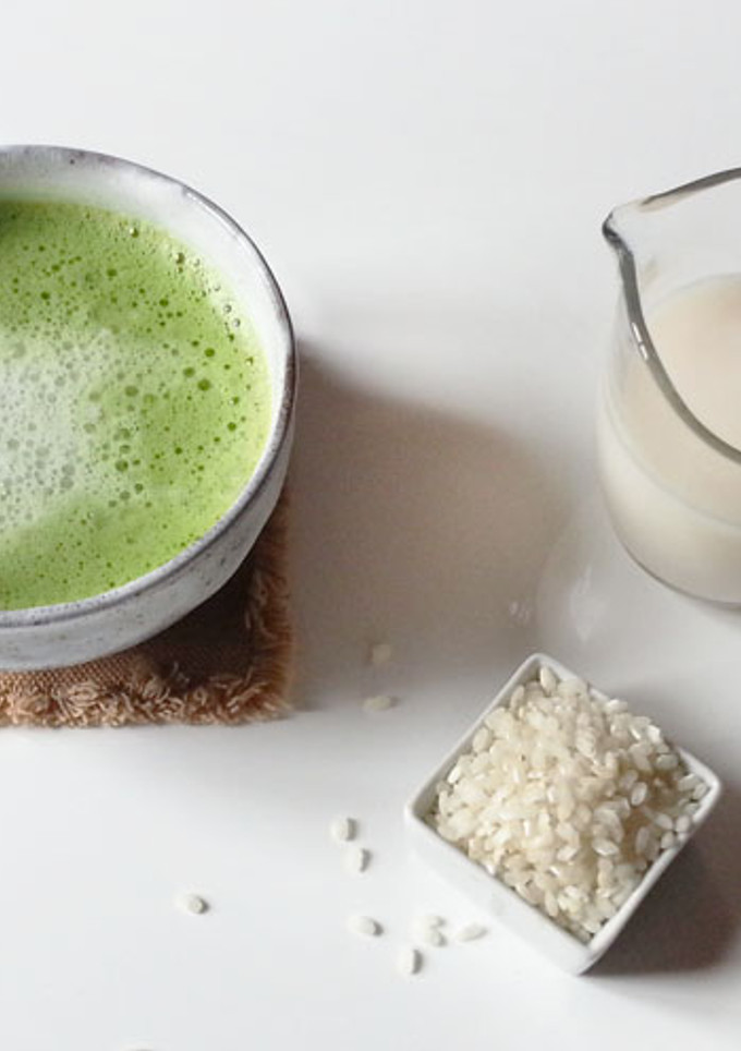 Una foto de Matcha Latte con leche de arroz (sin gluten)