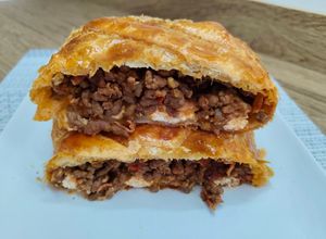 Una foto de Rollo de hojaldre de ternera y queso de rulo