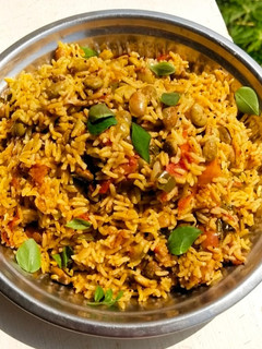 அவரைப் பருப்பு சாதம்(avarai paruppu satham recipe in tamil) செய்முறை முக்கிய புகைப்படம்