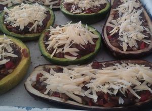 Una foto de Berenjenas y Zapallitos rellenos con Cebolla Colorada y Morcillas