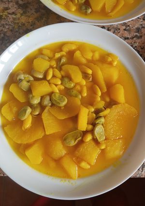 Una foto de Potaje de bajocas(alubias) con patatas, habas