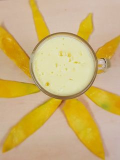 மேங்கோ லஸ்ஸி(Mango lassi recipe in tamil) செய்முறை முக்கிய புகைப்படம்